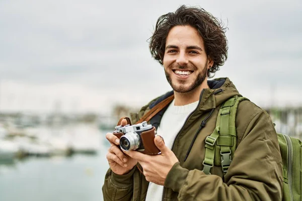 Hombre Hispano Guapo Usando Cámara Vintage Por Puerto Deportivo —  Fotos de Stock