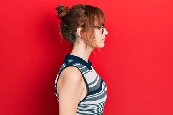 Redhead Νεαρή Γυναίκα Φορώντας Casual Ρούχα Και Γυαλιά Που Αναζητούν — Φωτογραφία Αρχείου