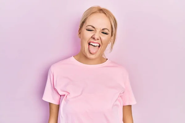 Junge Blonde Frau Lässigem Rosafarbenem Shirt Das Die Zunge Herausstreckt — Stockfoto