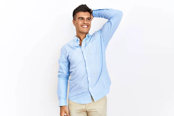 Молодой Латиноамериканец Деловой Рубашке Стоящий Изолированном Заднем Плане Улыбаясь Уверенными — стоковое фото