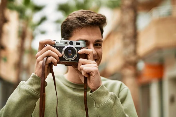 Jeune Touriste Hispanique Souriant Heureux Utilisant Une Caméra Vintage Ville — Photo