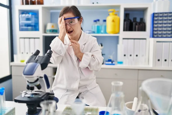 Spaanse Meisje Met Syndroom Werken Bij Wetenschapper Laboratorium Geeuwen Moe — Stockfoto