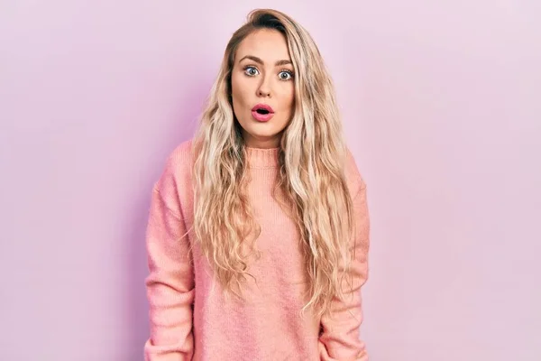 Bella Giovane Donna Bionda Che Indossa Maglione Rosa Spaventato Stupito — Foto Stock