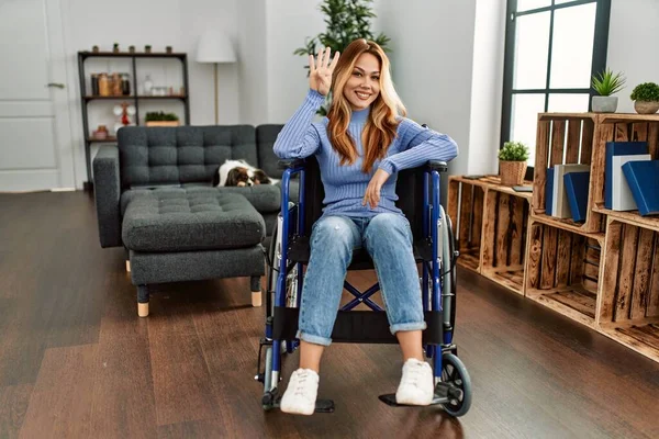 Evde Tekerlekli Sandalyede Oturan Genç Güzel Bir Kadın Kendini Beğenmiş — Stok fotoğraf