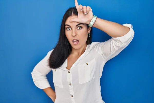 Jonge Hispanic Vrouw Staande Blauwe Achtergrond Maken Van Mensen Met — Stockfoto
