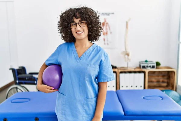Joven Mujer Oriente Medio Con Uniforme Fisioterapeuta Sosteniendo Pelota Forma —  Fotos de Stock
