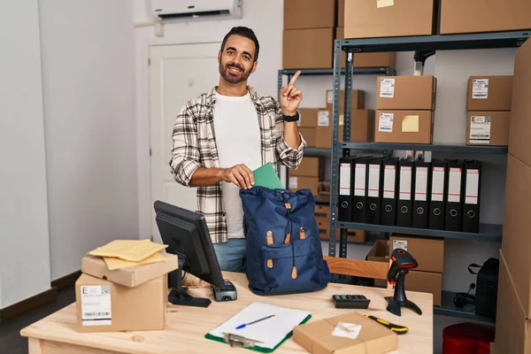 Joven Hombre Hispano Con Barba Trabajando Comercio Electrónico Pequeñas Empresas — Foto de Stock