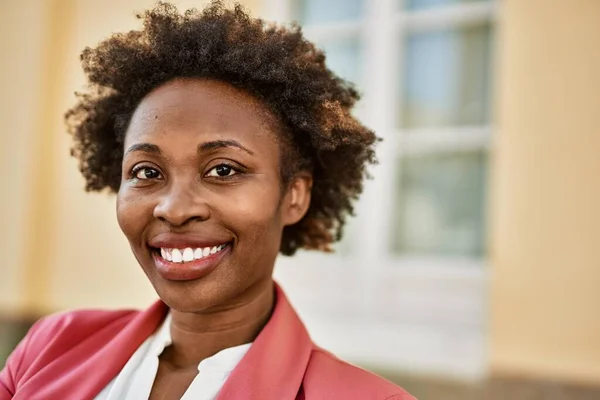 Hermosa Mujer Afroamericana Negocios Con Cabello Afro Sonriendo Feliz Seguro — Foto de Stock