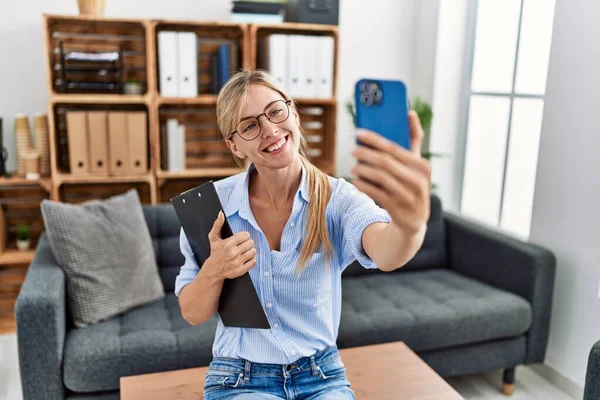 Young Blonde Woman Psychologist Smiling Confident Make Selfie Smartphone Clinic — ストック写真