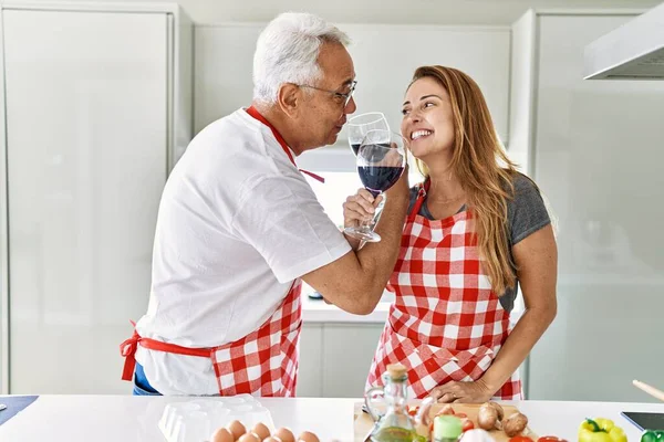 Pareja Hispana Mediana Edad Sonriendo Feliz Brindis Con Vino Cocina — Foto de Stock