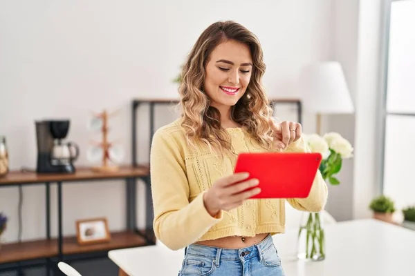 Junge Frau Mit Touchpad Hause — Stockfoto