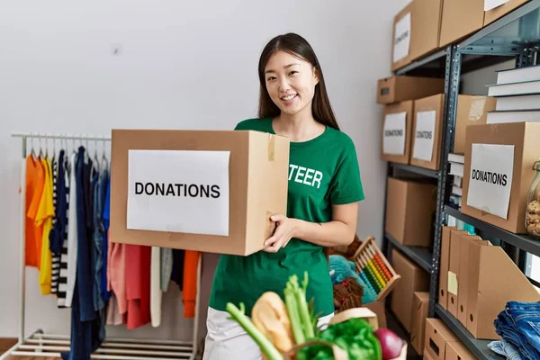 Joven Mujer Asiática Sonriendo Con Caja Donada Stand Donaciones — Foto de Stock