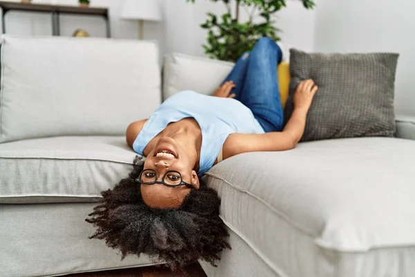 Joven Mujer Afroamericana Sonriendo Confiada Acostada Sofá Casa — Foto de Stock