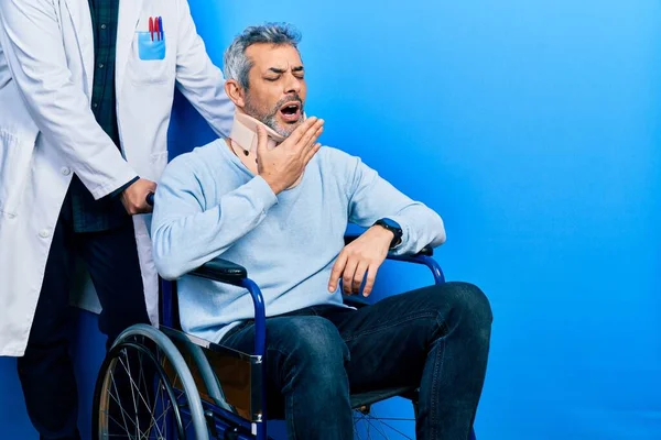 Hombre Guapo Mediana Edad Con Cabello Gris Silla Ruedas Con — Foto de Stock