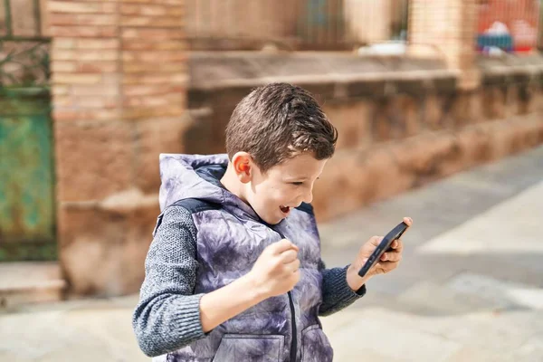 Ξανθό Παιδί Παίζει Βιντεοπαιχνίδι Από Smartphone Στο Δρόμο — Φωτογραφία Αρχείου