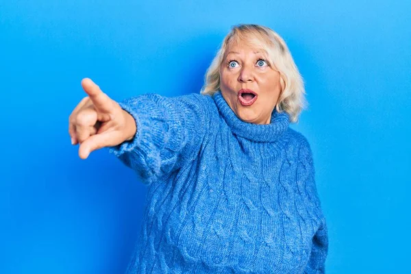 Middle Age Blonde Woman Wearing Casual Clothes Pointing Finger Surprised — Stock fotografie