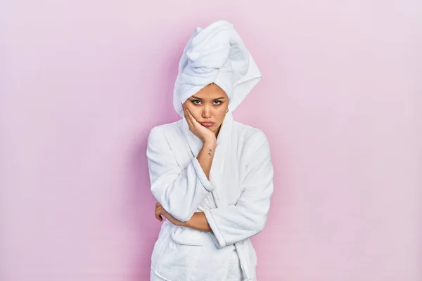 Chica Hispana Joven Con Gorra Toalla Ducha Albornoz Pensando Que — Foto de Stock