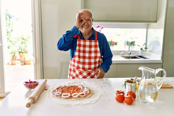 Senior Man Grey Hair Cooking Pizza Home Kitchen Smiling Happy — Stock Photo, Image