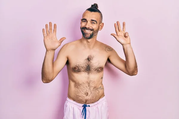Mladý Hispánec Muž Bez Trička Sobě Plavky Ukazuje Ukazuje Prsty — Stock fotografie