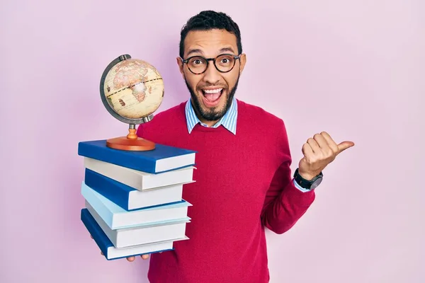 Hispanic Man Beard Geography Teacher Pointing Thumb Side Smiling Happy — Stock Photo, Image