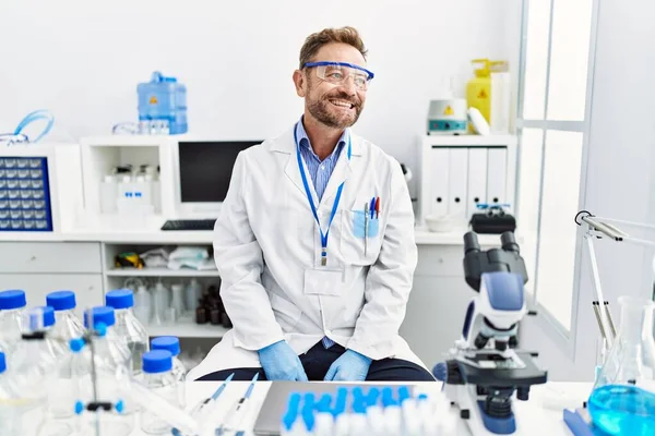 Middle Age Man Working Scientist Laboratory Looking Away Side Smile — Foto de Stock