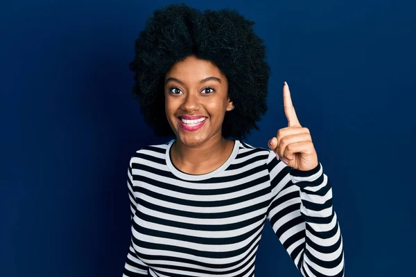 Jonge Afro Amerikaanse Vrouw Die Casual Kleren Draagt Wijzend Met — Stockfoto