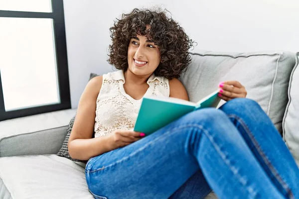 Mladý Blízký Východ Žena Usmívá Sebevědomé Čtení Knihy Doma — Stock fotografie