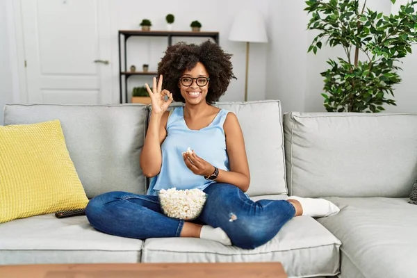 African American Woman Afro Hair Sitting Sofa Eating Popcorn Home — Stock fotografie
