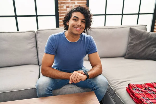Joven Hombre Hispano Sonriendo Confiado Usando Smartwatch Casa — Foto de Stock