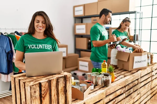 Grupp Latinamerikanska Volontärer Som Arbetar Välgörenhetscentret Kvinna Ler Glad Med — Stockfoto