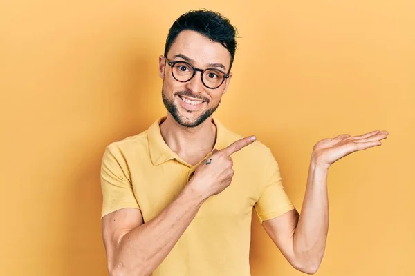 Ung Latinamerikan Man Bär Casual Kläder Och Glasögon Förvånad Och — Stockfoto