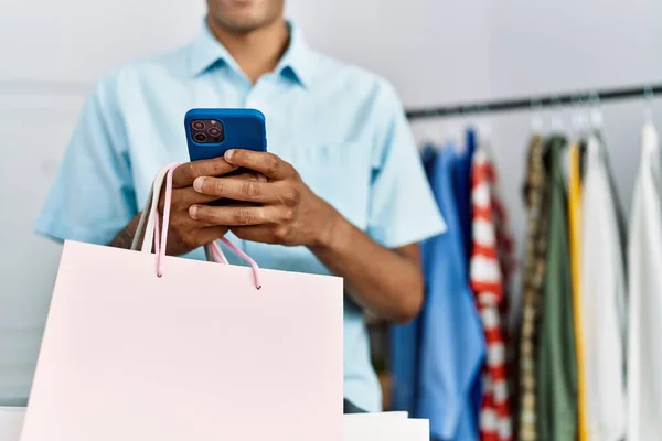 Young Hispanic Man Holding Shopping Bags Using Smartphone Retail Shop — Stock Photo, Image