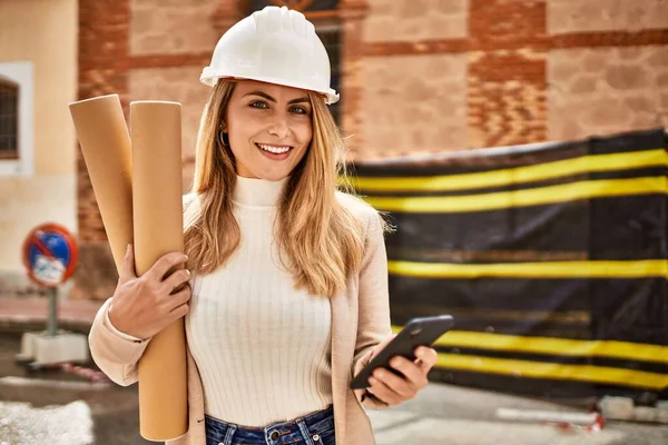 Vrouwelijke Bouwer Met Telefoon — Stockfoto