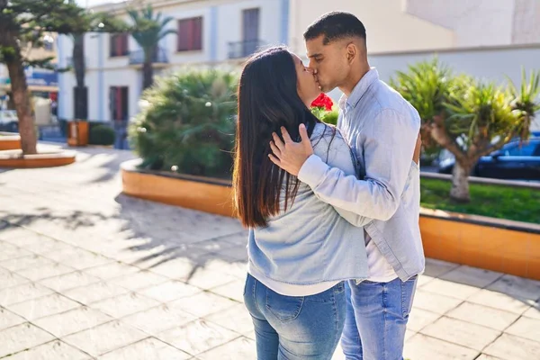 Jovem Casal Latino Esperando Bebê Surpresa Com Flores Parque — Fotografia de Stock