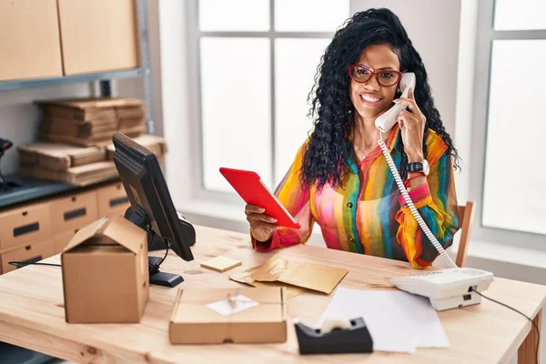 African American Woman Ecommerce Business Worker Using Touchpad Talking Telephone — Photo