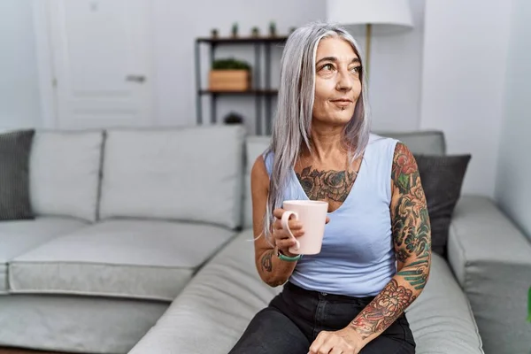 Mujer Pelo Gris Mediana Edad Bebiendo Café Sentada Sofá Casa — Foto de Stock