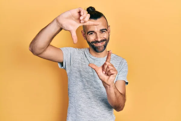 Mladý Hispánec Neformálních Šatech Usmívá Vytváří Rámeček Rukama Prsty Šťastnou — Stock fotografie