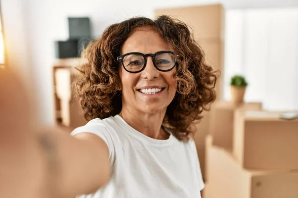 Latynoska Kobieta Średnim Wieku Uśmiecha Się Pewnie Zrobić Selfie Przez — Zdjęcie stockowe