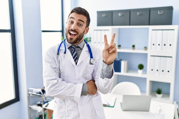 Doktor Üniforması Giyen Yakışıklı Spanyol Bir Adam Tıbbi Klinikte Steteskop — Stok fotoğraf