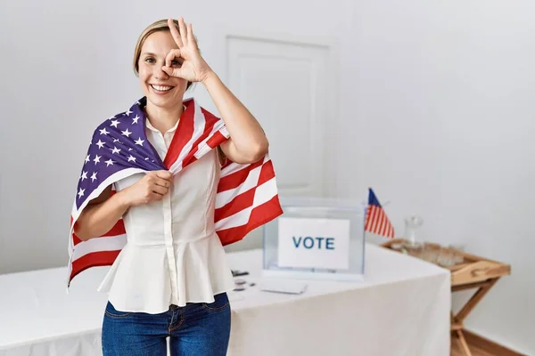 Ung Blond Kvinna Politisk Kampanj Val Håller Usa Flagga Ler — Stockfoto