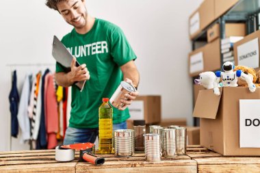 Gönüllü olarak hayır kurumunda çalışan İspanyol asıllı genç adam.