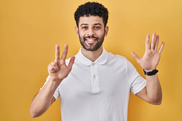 Homem Árabe Sobre Fundo Amarelo Mostrando Apontando Para Cima Com — Fotografia de Stock