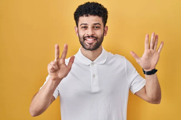 Arabische Man Staat Gele Achtergrond Tonen Wijzen Met Vingers Nummer — Stockfoto