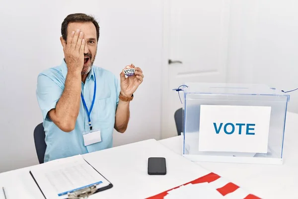 Homem Meia Idade Com Barba Sentado Por Cédula Segurando Voto — Fotografia de Stock