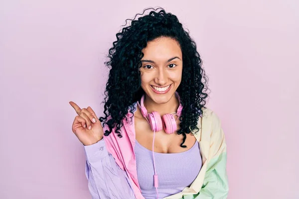 Young Hispanic Woman Curly Hair Wearing Gym Clothes Using Headphones — Fotografia de Stock