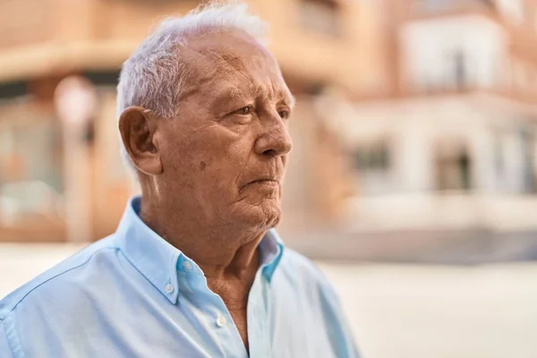 Senior Grey Haired Man Relaxed Expression Standing Street — Fotografia de Stock