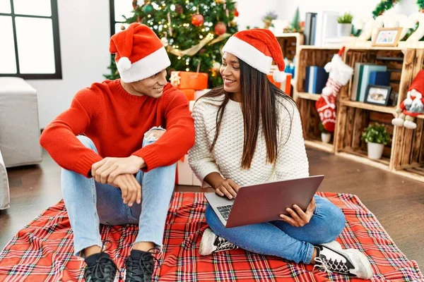 Young Latin Couple Smiling Happy Using Laptop Sitting Christmas Tree — Fotografia de Stock