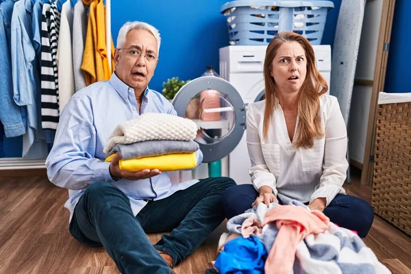 Middelbare Leeftijd Latijns Amerikaans Paar Doet Zitten Vloer Shock Gezicht — Stockfoto