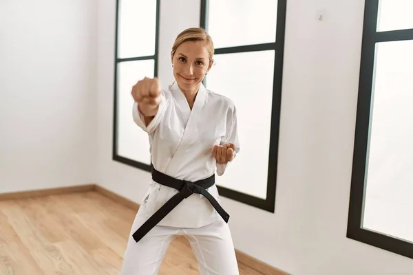 Ung Kaukasisk Kvinna Ler Säker Träning Karate Sportcenter — Stockfoto