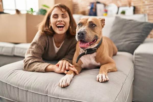 Joven Mujer Caucásica Sonriendo Confiado Acostado Sofá Con Perro Nuevo — Foto de Stock